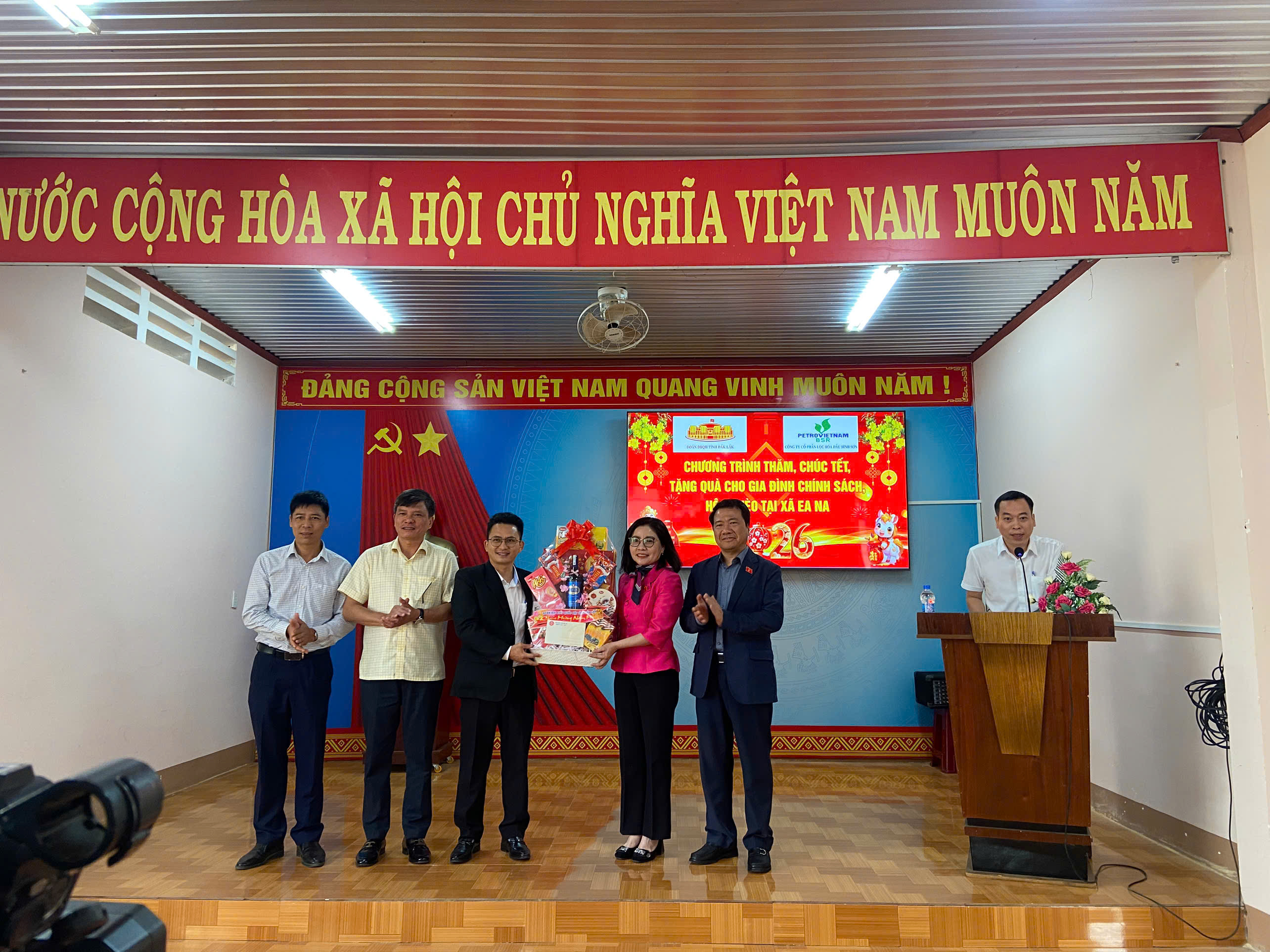 CHƯƠNG TRÌNH THĂM, TẶNG QUÀ NHÂN DỊP TẾT NGUYÊN ĐÁN BÍNH NGỌ NĂM 2026 CỦA ĐOÀN ĐẠI BIỂU QUỐC HỘI TỈNH ĐẮK LẮK TẠI XÃ EA NA